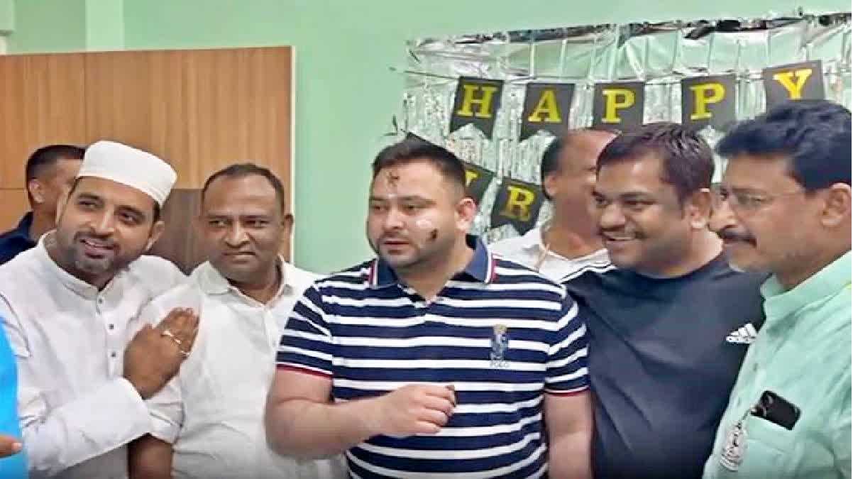 बिहार : राजद नेता तेजस्वी यादव ने गया में केक काटकर मनाया जन्मदिन, लोगों ने दी बधाई
